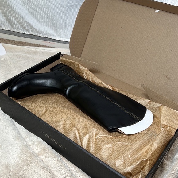 NIB Frye Marissa Medallion Inside Zip Tall Black Leather Riding Boot - Size 9 - Picture 10 of 16